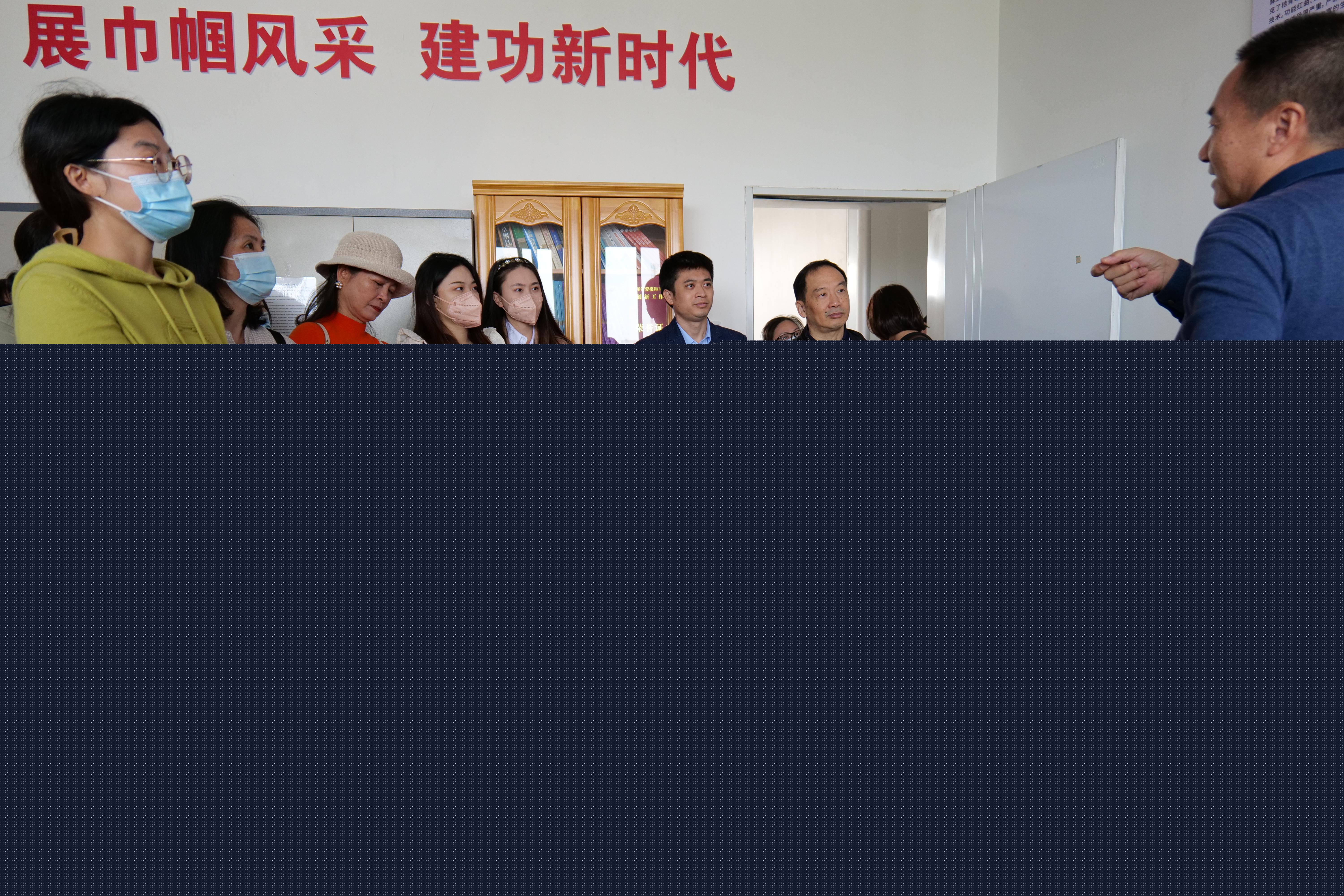 01 圖為公司副總經(jīng)理、工會主席劉有強介紹工作室的基本情況