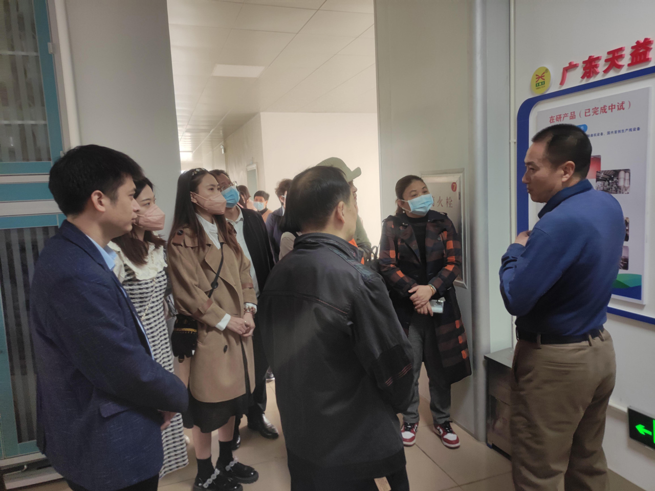 02 圖為公司副總經(jīng)理、工會主席劉有強介紹工作室取得的創(chuàng)新成果