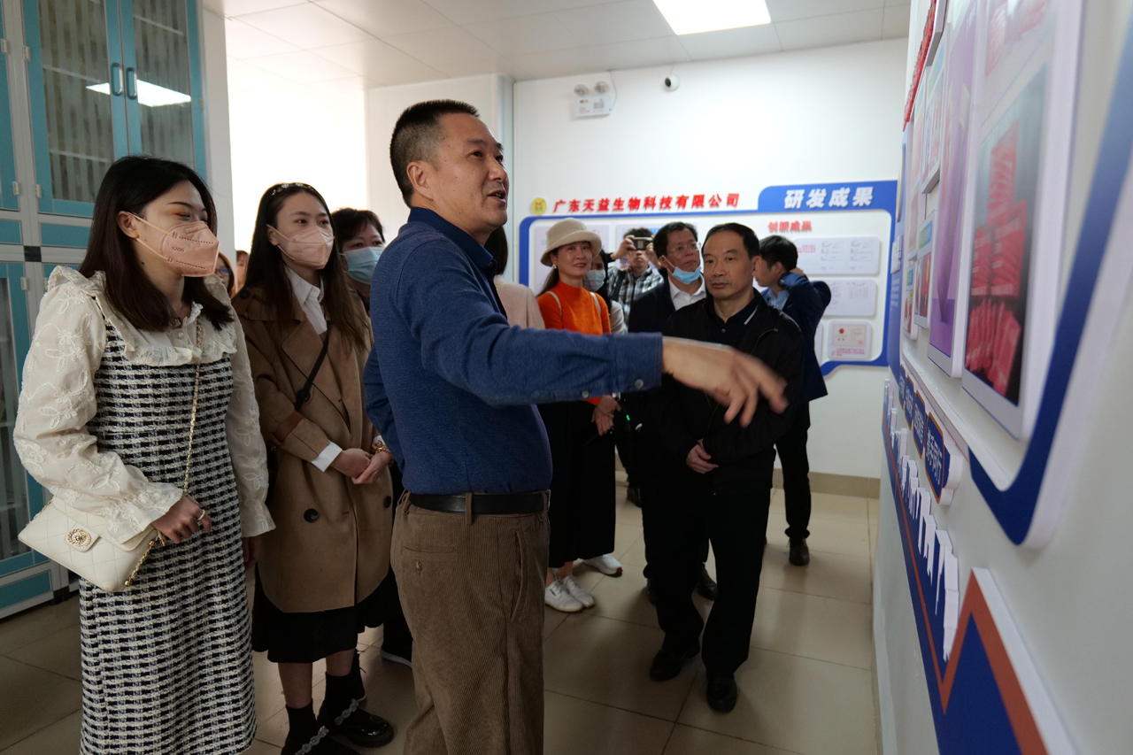 03 圖為公司副總經(jīng)理、工會主席劉有強介紹工作室取得的創(chuàng)新成果