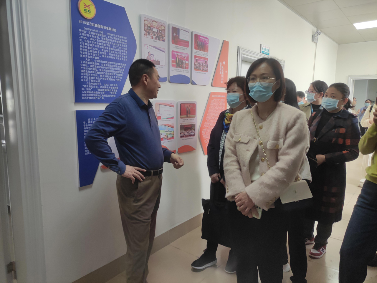 05 圖為公司副總經(jīng)理、工會主席劉有強介紹工作室成員參加2018、2022東方紅曲國際學(xué)術(shù)研討會