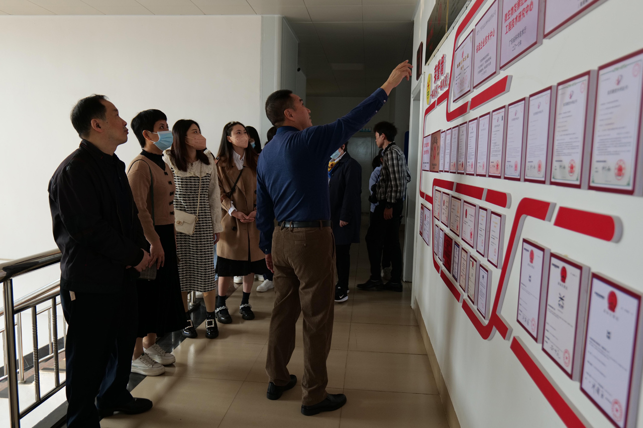 07 圖為公司副總經(jīng)理、工會主席劉有強介紹工作室取得的榮譽