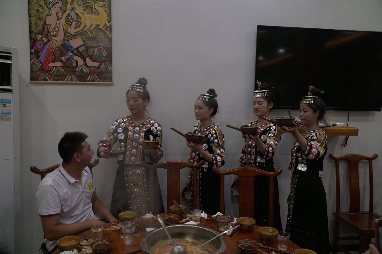 16 帥哥，來個(gè)高山流水感受貴州人民的熱情好客吧