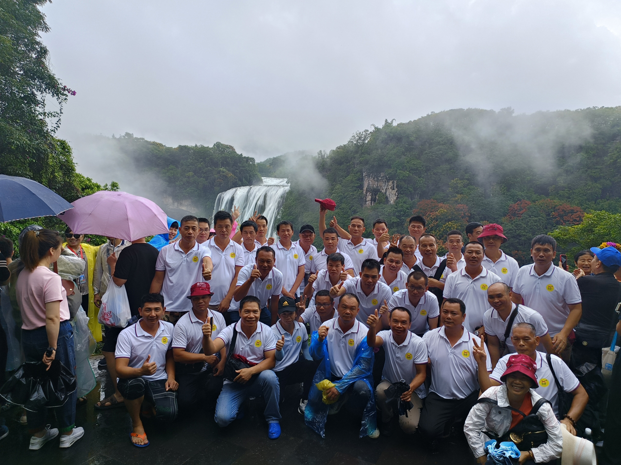 34 這是一群快樂的人，在干一件快樂的事